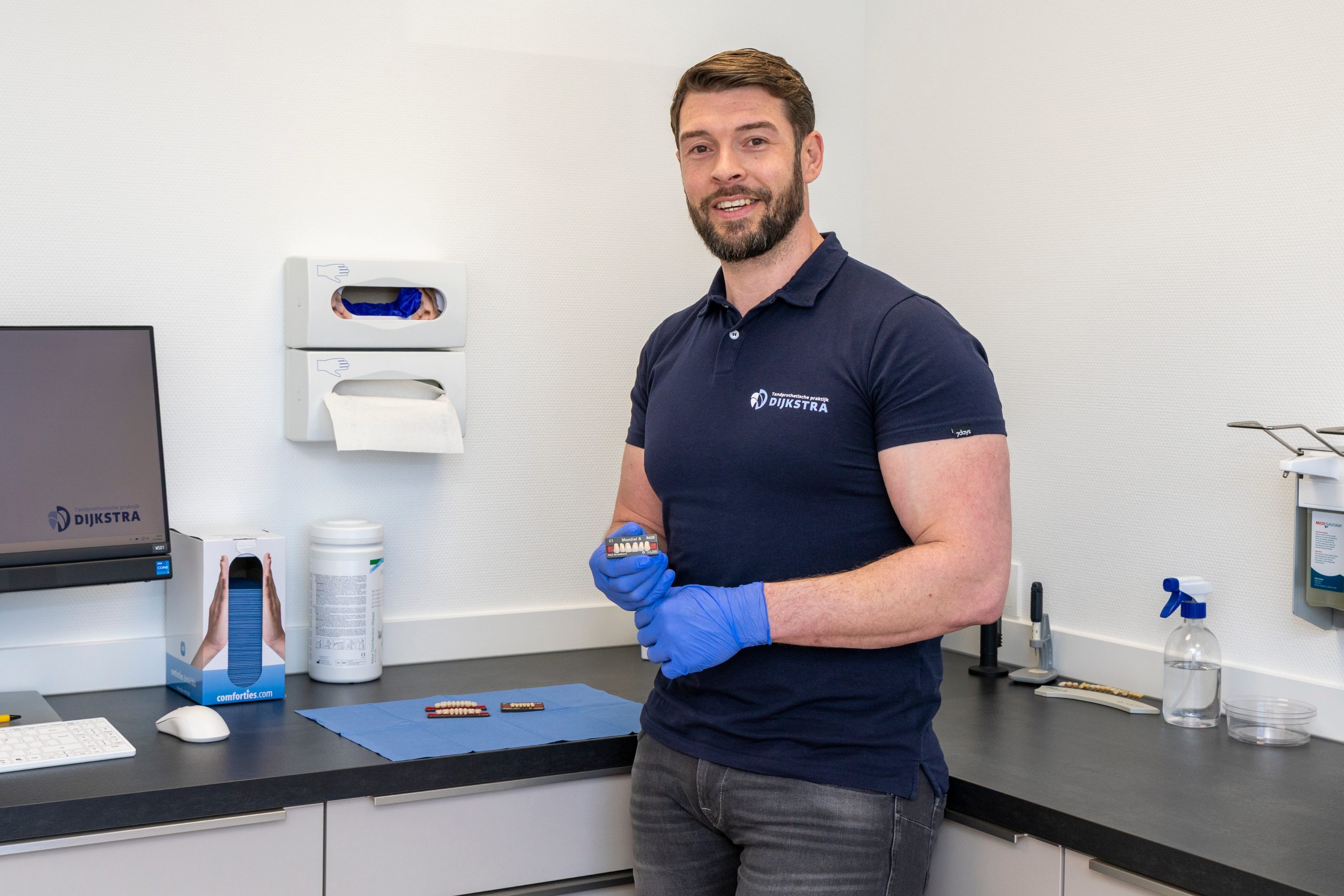 Medewerker voert laboratoriumonderzoek uit met moderne apparatuur en draagt beschermende handschoenen