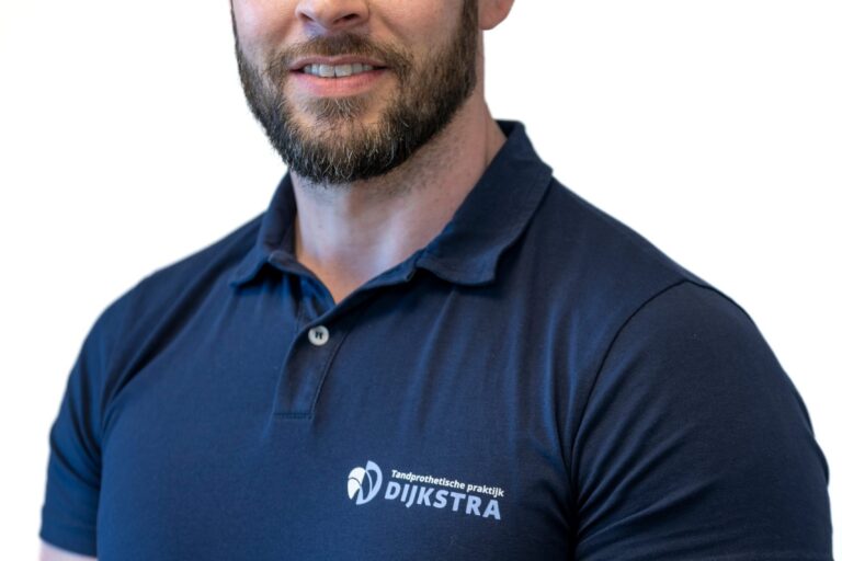 Professionele tandtechnicus van TPP Dijkstra gespecialiseerd in gebitsprotheses en implantaten